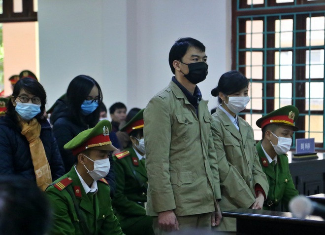  Trả hồ sơ vụ thanh tra Bộ Xây dựng "vòi" tiền tỷ: Cho rằng "cần xem xét lại tội danh", TAND tỉnh Vĩnh Phúc đã trả hồ sơ vụ án đoàn thanh tra Bộ Xây dựng "vòi" doanh nghiệp tiền tỷ cho VKSND cùng cấp.