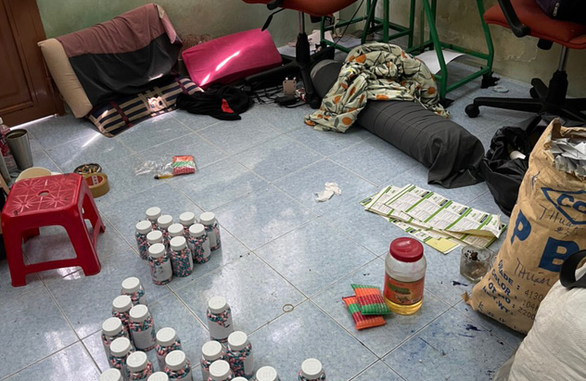  Phá đường dây sản xuất, bán tân dược, thuốc hỗ trợ điều trị COVID-19 giả: PC03 Công an TP.HCM phát hiện Nguyễn Đức Thuận (46 tuổi, ngụ Bà Rịa - Vũng Tàu) và các đối tượng có dấu hiệu buôn bán tân dược không rõ nguồn gốc, không hóa đơn, chứng từ, tân dược giả, trong đó có một số loại thuốc hỗ trợ điều trị COVID-19.