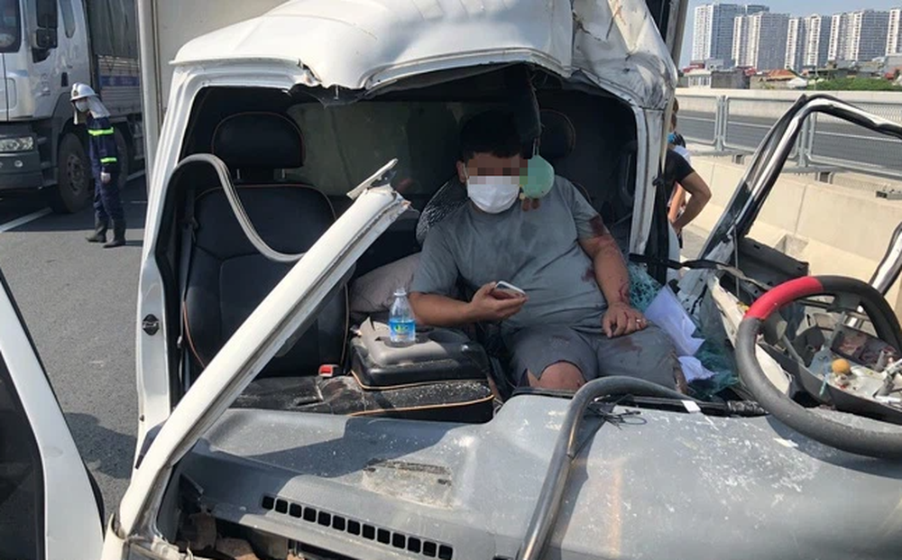  Cắt cabin giải cứu tài xế mắc kẹt sa ở Hà Nội: Lực lượng Cảnh sát Phòng cháy chữa cháy và Cứu nạn cứu hộ Công an quận Bắc Từ Liêm, Hà Nội vừa giải cứu thành công một nam tài xế mắc kẹt trong cabin sau va chạm giao thông, tại đường trên cao Phạm Văn Đồng, hướng đi cầu Thăng Long. 