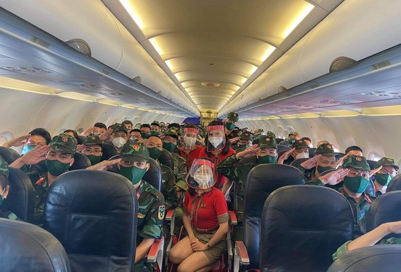  5 chuyến bay chở quân nhân từ Hà Nội đến TP.HCM chống dịch: 5 chuyến bay chở hàng trăm cán bộ, nhân viên quân y từ Hà Nội vào TP.HCM hỗ trợ phòng chống dịch COVD-19. Chuyến bay VJ121 đầu tiên đã hạ cánh vào lúc 14h35 chiều nay 21/8.