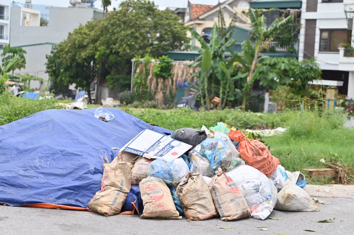 Rác thải vật liệu xây dựng cũng được "tranh thủ" tập kết bừa bãi.