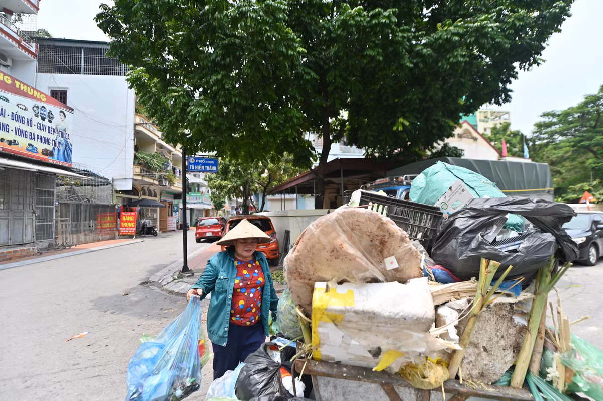 Nhiều xe chở rác đã không còn chỗ chứa.