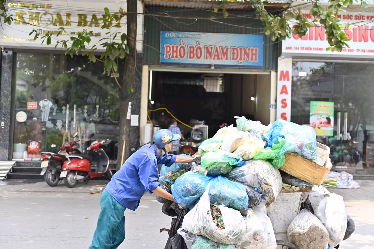 Một công nhân vệ sinh môi trường của Công ty môi trường Judenco, cho biết tình trạng rác thải ùn ứ xuất hiện hơn 3 ngày qua.