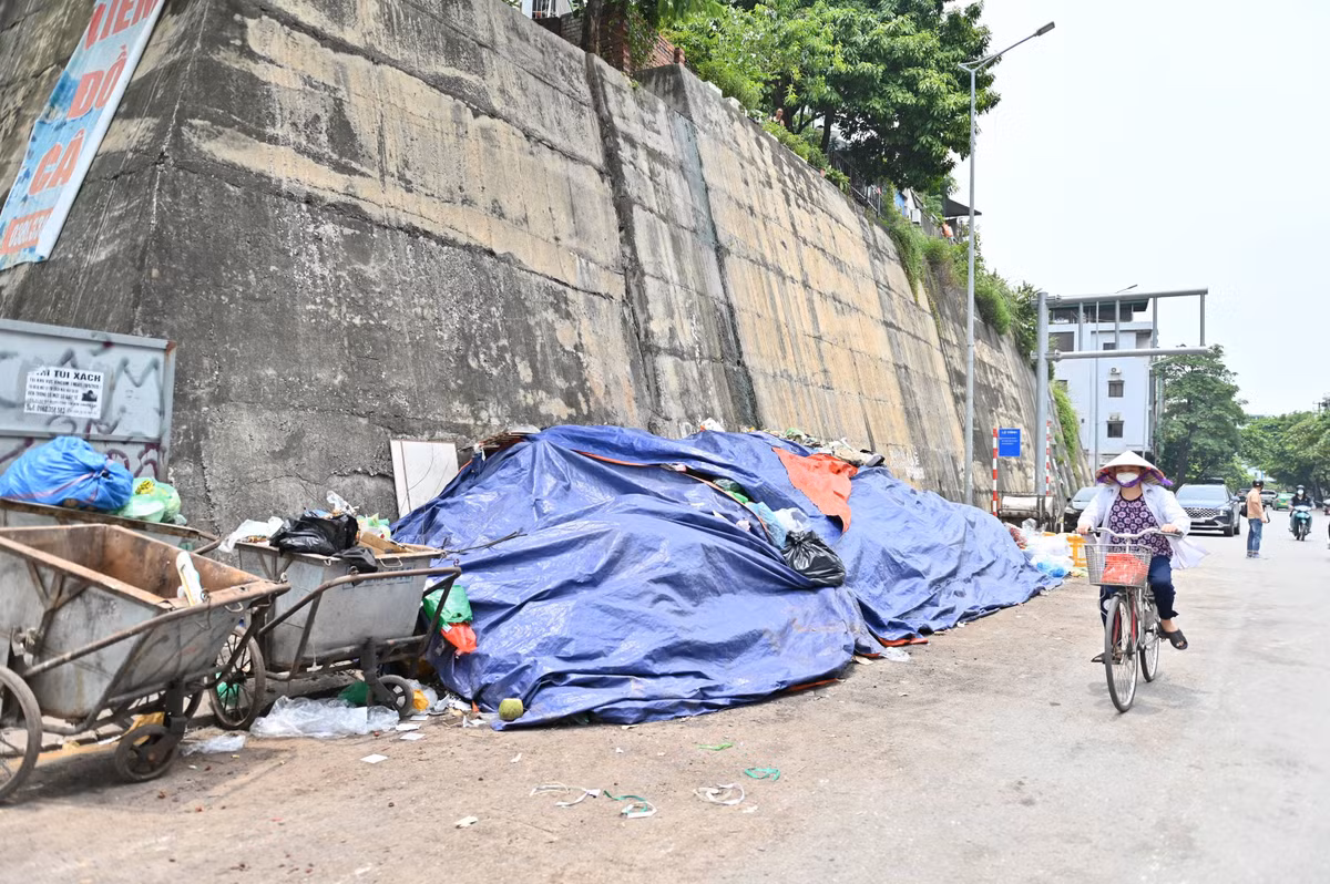 UBND tỉnh Quảng Ninh đã chỉ đạo thành phố Uông Bí mượn tạm khu xử lý rác thải Khe Giang ở xã Thượng Yên Công để đổ rác thải cho khu vực phía tây TP Hạ Long. Tuy nhiên, nhà máy rác Khe Giang có công suất xử lý 240 tấn rác/ngày đang phải xử lý rác cho TP Uông Bí và thị xã Quảng Yên nên tạm thời chưa tiếp nhận rác của TP Hạ Long. 