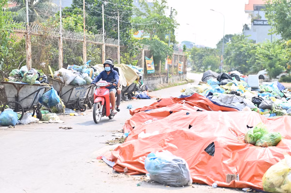 Rác thải ùn ứ, chất đống nhiều ngay, bốc mùi hôi thối, khó chịu cho người dân xung quanh.