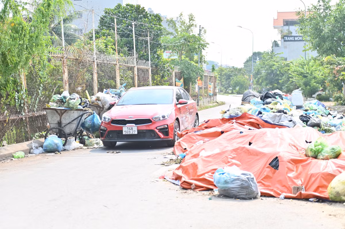 Nhiều đoạn đường rác chất đống 2 bên đường khiến xe cộ đi lại khó khăn.