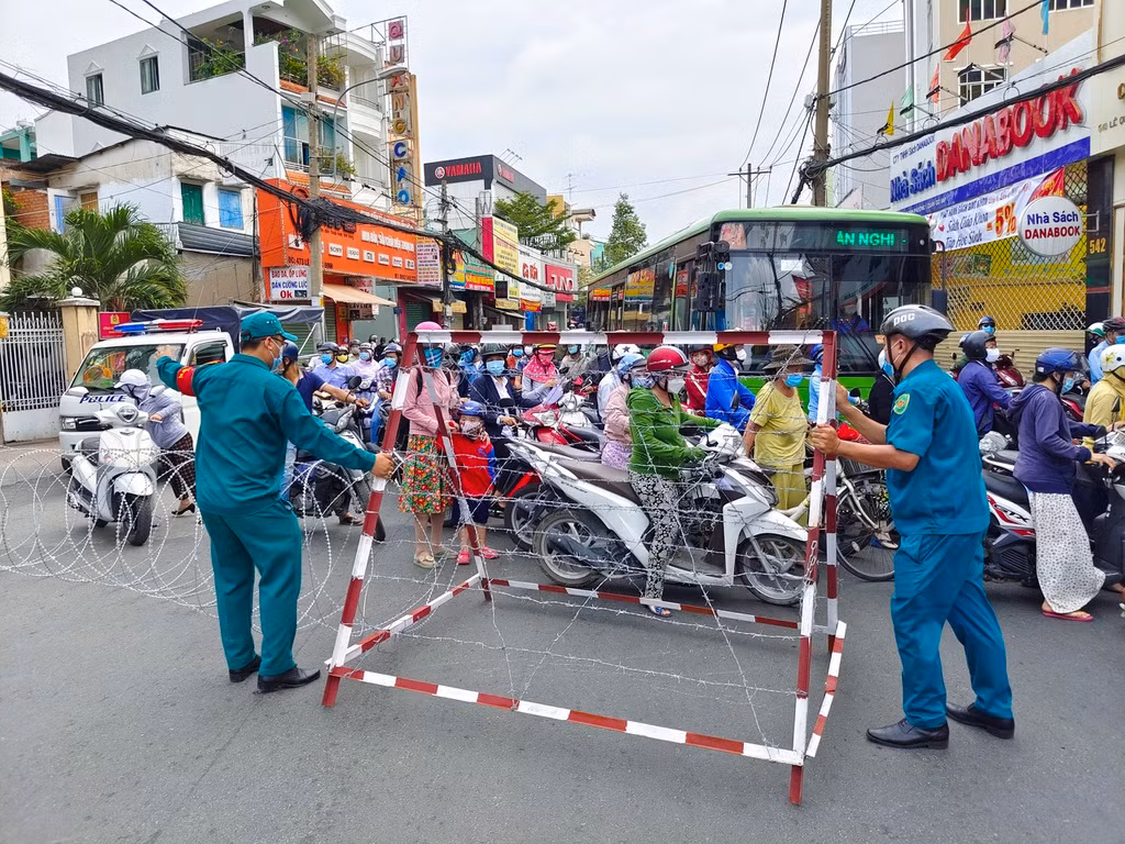 Nhom doi tuong nao duoc phep ra ngoai duong khi TP. HCM “nang muc” gian cach?