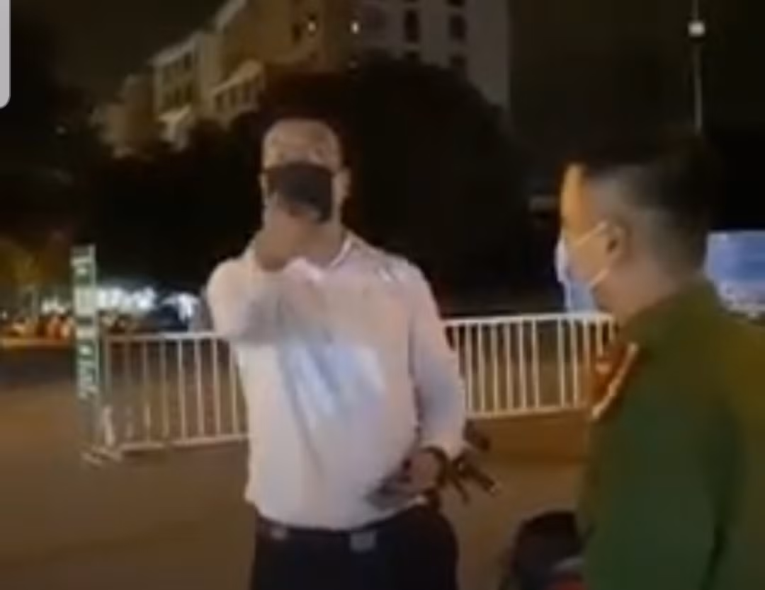 Ke xung la “tien si”, lam o “VTV” thong chot COVID-19 khai gi?