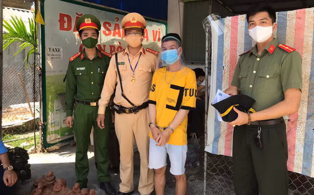 Nam thanh nien nem da chot kiem dich