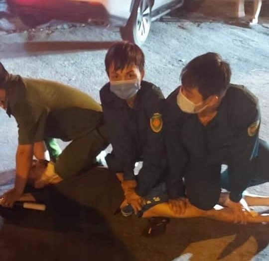 Nguoi dan ong mang ma tuy, dam can bo truc chot kiem dich COVID-19