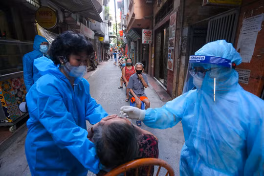 Ha Noi co the phai gian cach xa hoi them it nhat 1 tuan