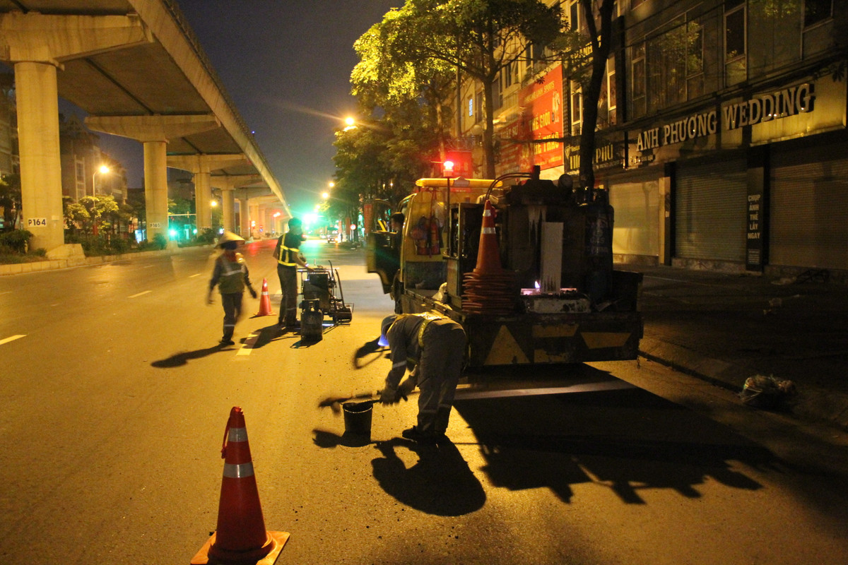 Dù Hà Nội đang thực hiện giãn cách xã hội nhưng các công nhân vẫn được bố trí làm công việc của mình vào ca đêm để hạn chế tiếp xúc tối đa và không gây ảnh hưởng đến người dân, người tham gia giao thông.