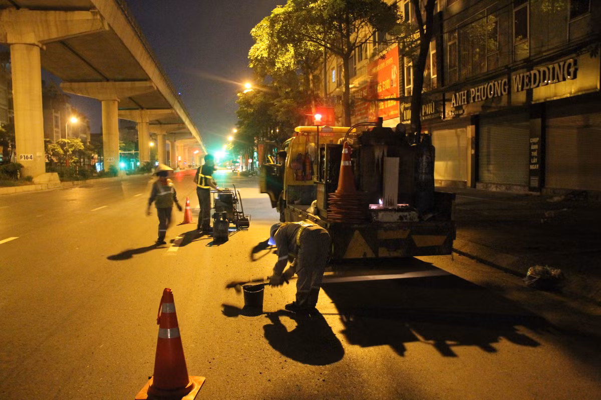 Dù Hà Nội đang thực hiện giãn cách xã hội nhưng các công nhân vẫn được bố trí làm công việc của mình vào ca đêm để hạn chế tiếp xúc tối đa và không gây ảnh hưởng đến người dân, người tham gia giao thông.