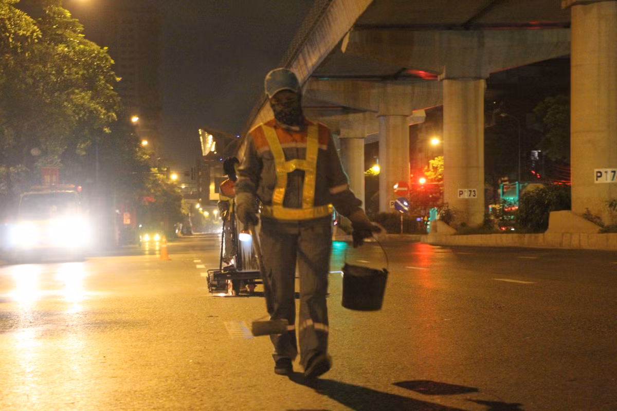 Vị trí sơn kẻ vạch luôn ở giữa đường nên việc cảnh giác với những phương tiện giao thông đang lưu thông là chú trọng nhất.