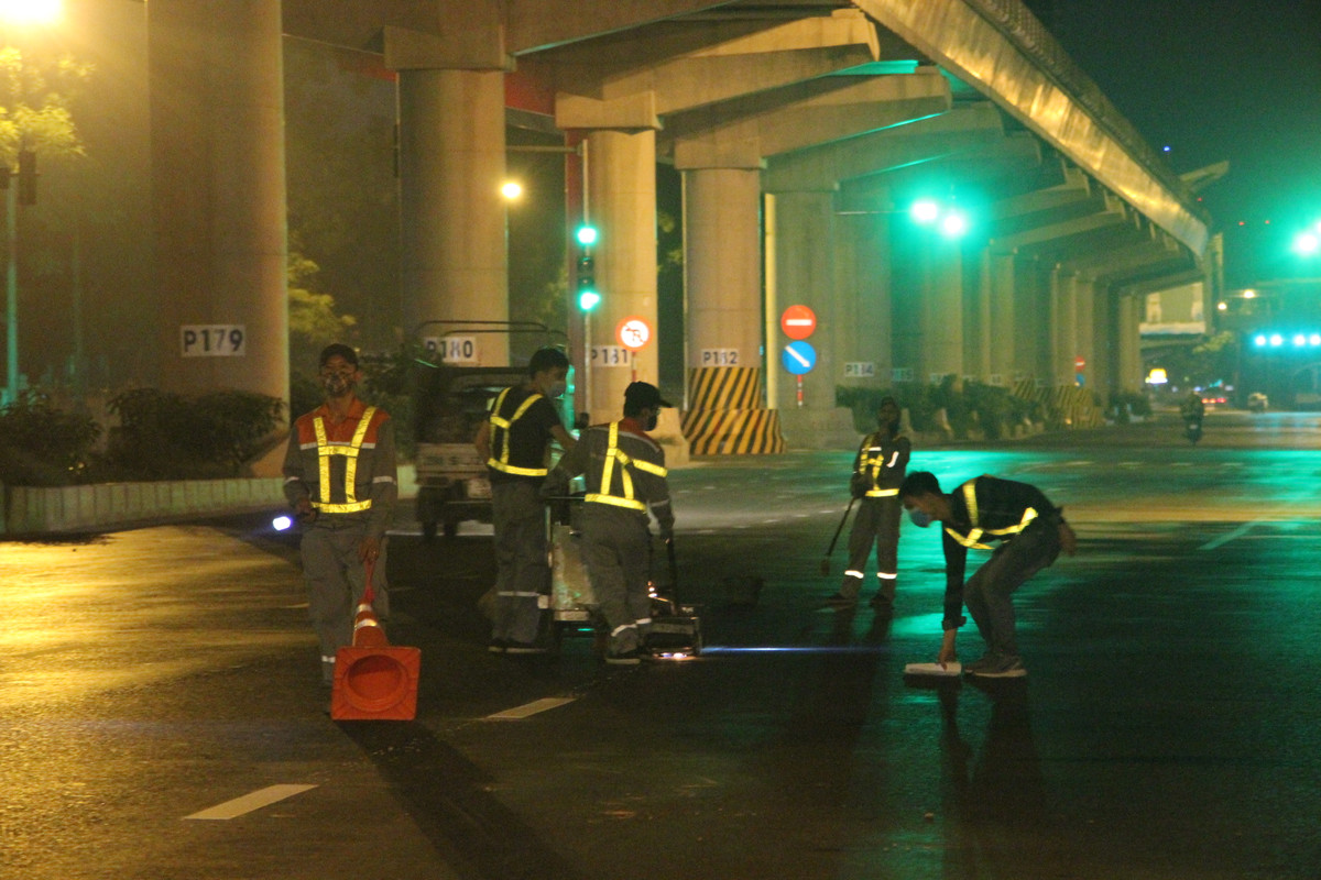 Hà Nội vắng lặng về đêm mùa COVID-19 nhưng vẫn có những con người miệt mài lao động.