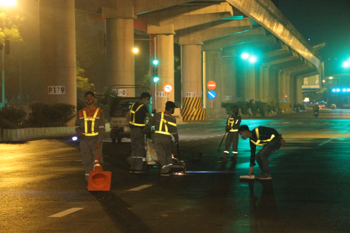 Hà Nội vắng lặng về đêm mùa COVID-19 nhưng vẫn có những con người miệt mài lao động.