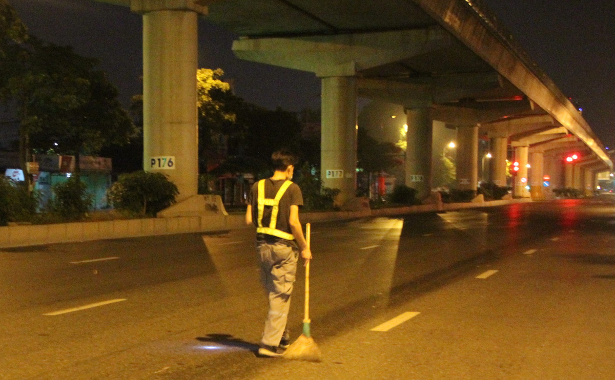 Theo lời nhóm công nhân, họ bắt đầu công việc từ 21h đến 3h sáng hôm sau. Theo các công nhân, tranh thủ đợt giãn cách, mỗi ngày họ thực hiện việc kẻ, sửa chữa một cung đường không cố định.