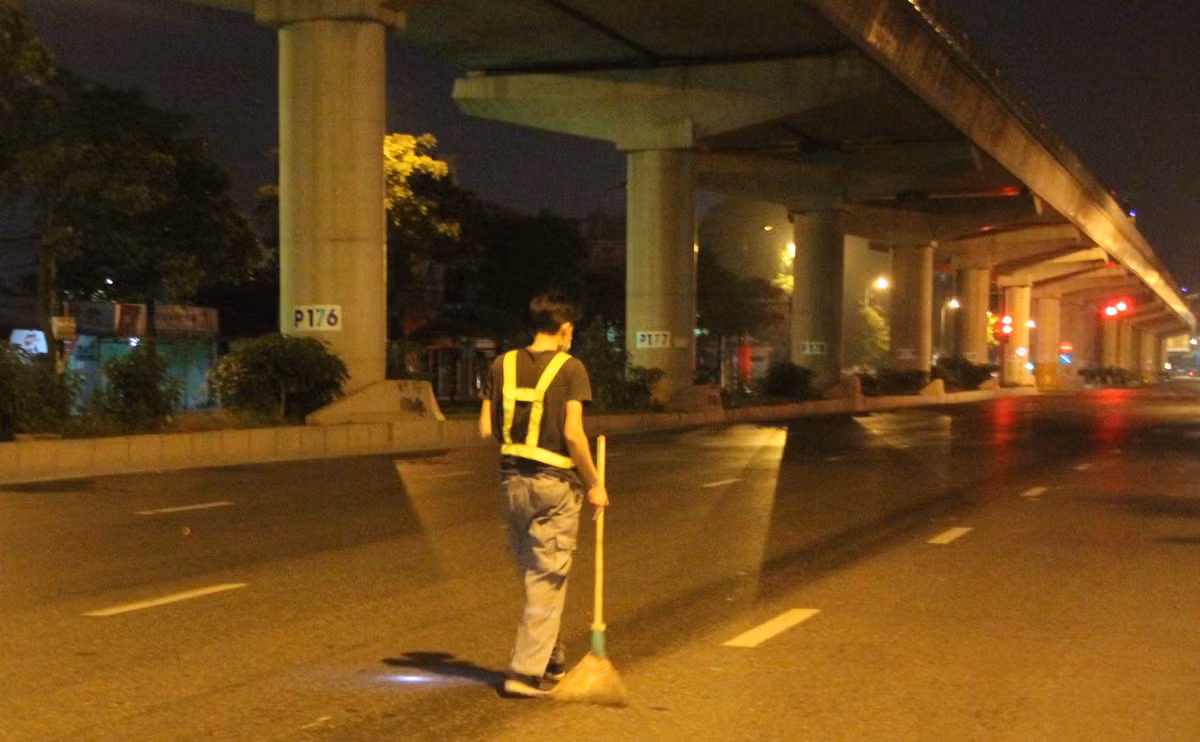 Theo lời nhóm công nhân, họ bắt đầu công việc từ 21h đến 3h sáng hôm sau. Theo các công nhân, tranh thủ đợt giãn cách, mỗi ngày họ thực hiện việc kẻ, sửa chữa một cung đường không cố định.
