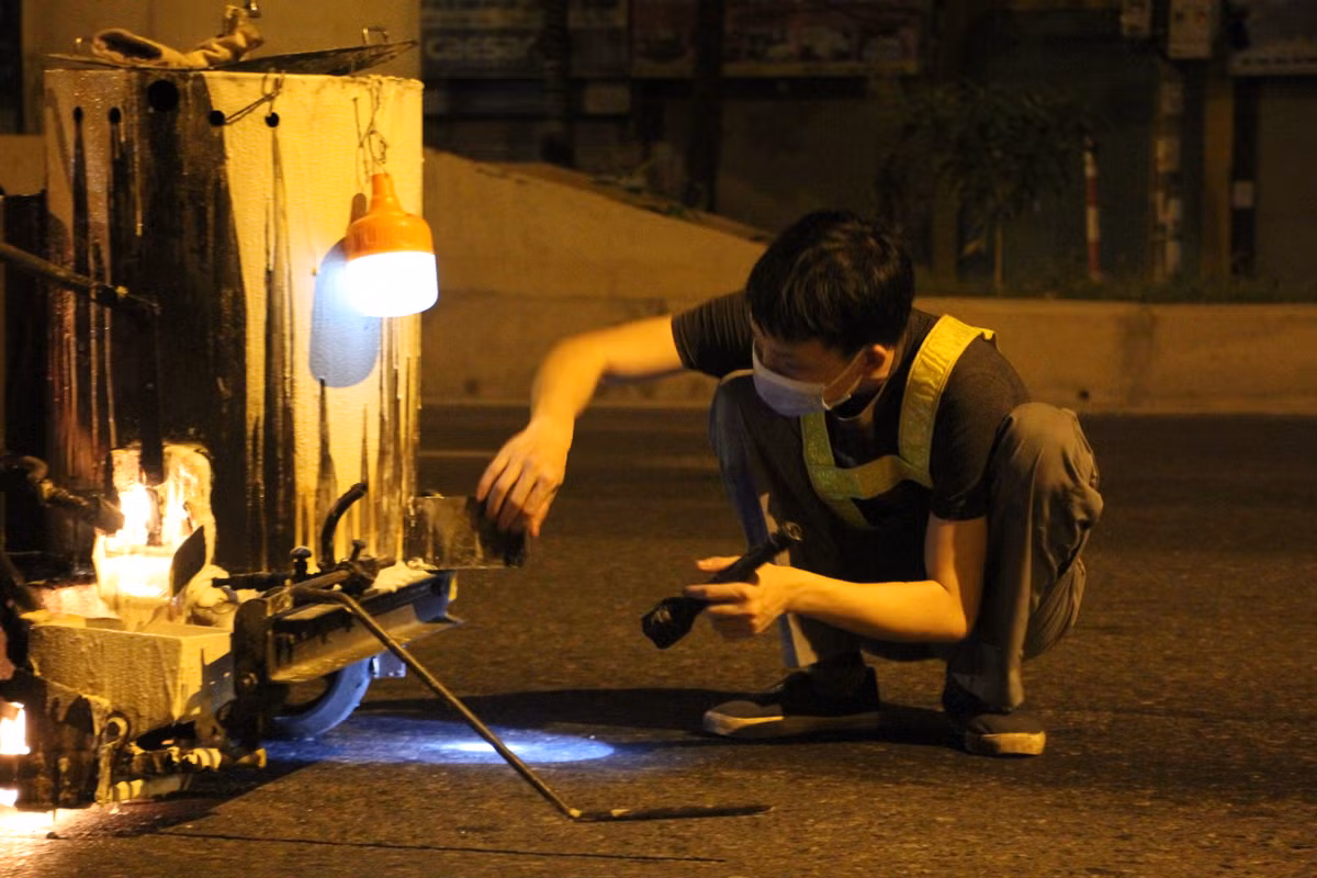 Những người công nhân vẫn âm thầm làm việc trong đêm khi nhiều người đã yên giấc ngủ trong những ngày COVID-19.