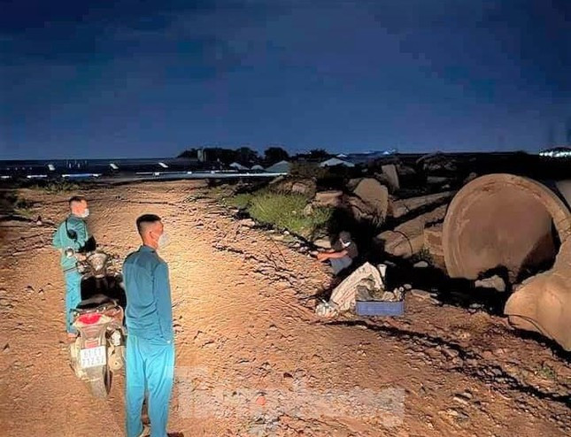 Binh Duong dua 6 nguoi song “du muc” duoi ong cong di xet nghiem, lo cho o-Hinh-2