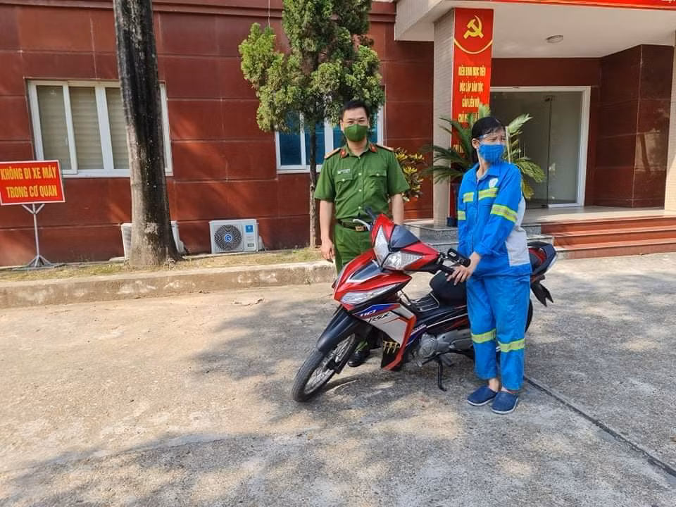 Nu cong nhan ve sinh moi truong bi cuop xe duoc tang xe moi-Hinh-2