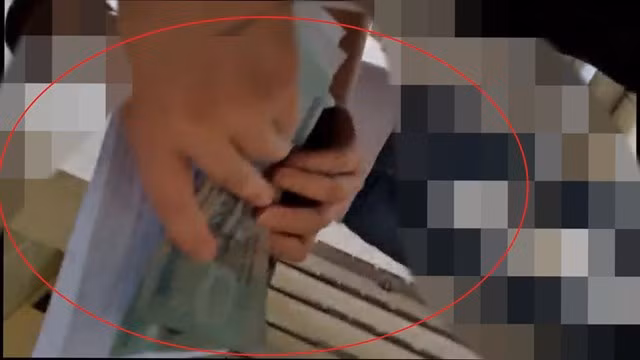 Thoi viec can bo nhan tien trieu de tiem vac xin “than toc“