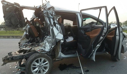 Trong lúc này, xe Sơn bị xe đầu kéo của anh Lê Ngọc Hoàng đâm vào đuôi, hất văng. Vụ tai nạn khiến ba người lớn và một bé trai tử vong, sáu người còn lại bị thương. Kiểm tra nồng độ cồn, anh Sơn có kết quả 0,192mg/lít khi thở. Anh Hoàng không sử dụng rượu bia