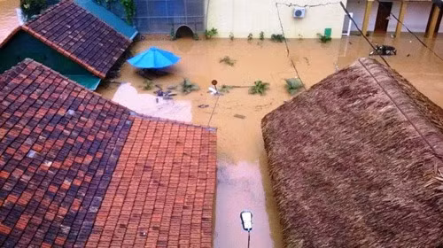 Chua qua bao du, nguoi mien Trung lai lo ngap lut, lu quet-Hinh-3