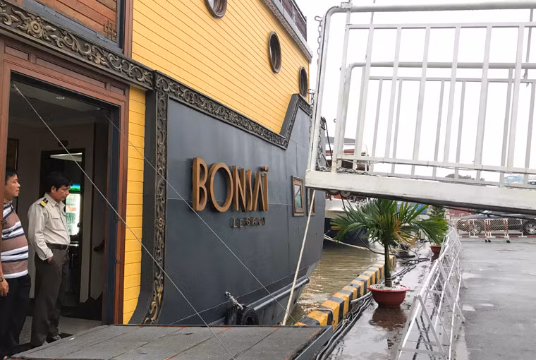 Một tàu du lịch neo đậu ở bến cảng Sài Gòn có lực lượng bảo vệ trong giữ cẩn thận.