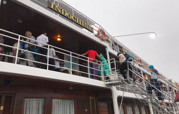 Tuy nhiên vì lý do mưa bão nên kế hoạch du lịch trên sông đã phải hủy bỏ và du khách chỉ dùng bữa trên tàu đậu ven bờ.