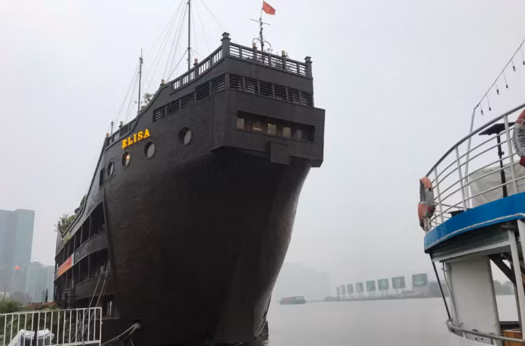 Tàu nhà hàng nổi đậu trên sông Sài Gòn cũng thưa thớt du khách trong ngày mưa bão dù là thời điểm cuối tuần.