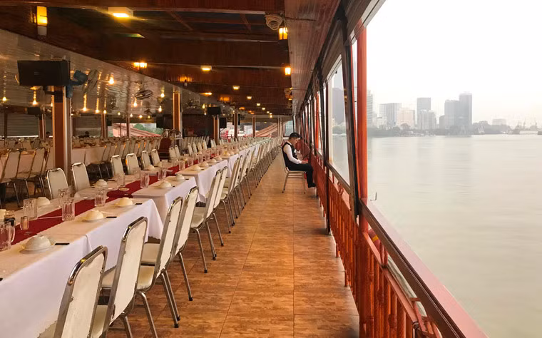 Một tàu nhà hàng vẫn hoạt động (không chạy trên sông vì lệnh cấm) nhưng rất vắng khách.