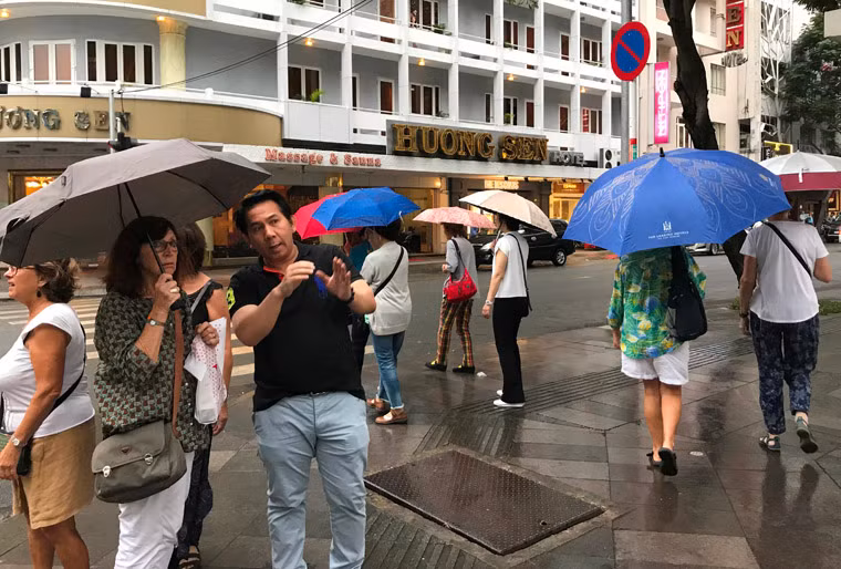 Nhiều du khách nước ngoài được dịp "trải nghiệm" ảnh hưởng từ cơn bão số 12 tại TP.HCM.