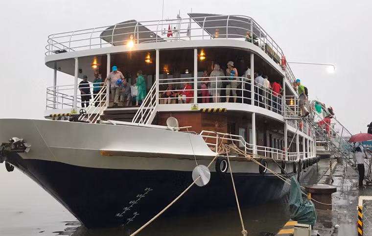 Nhiều du khách nước ngoài đã được công ty du lịch ký hợp đồng ăn tối trên tàu nhà hàng chạy trên sông Sài Gòn...