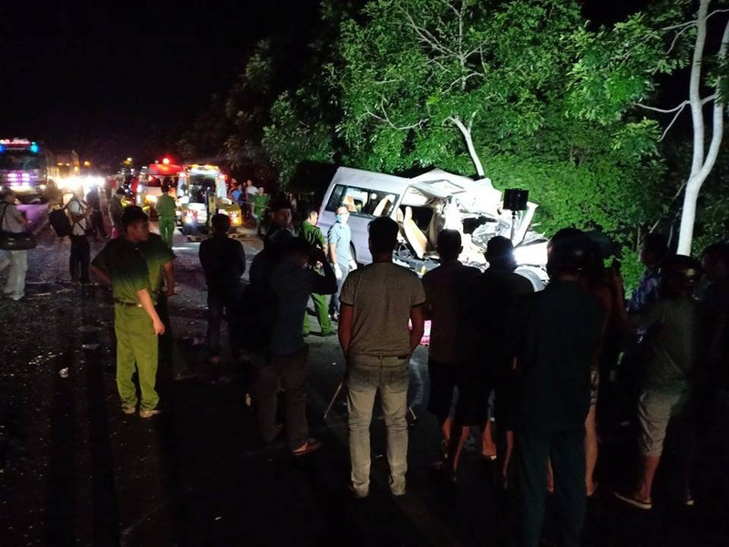 Theo Công an H.Hàm Tân, chiếc xe khách loại 16 chỗ biển số 86B- 010.87 do tài xế Lê Thanh Trúc (48 tuổi, trú Hàm Thắng, H.Hàm Thuận Bắc, Bình Thuận) chở 14 người lưu thông từ hướng TP.Phan Thiết đi TP.HCM. Ảnh: PLO.