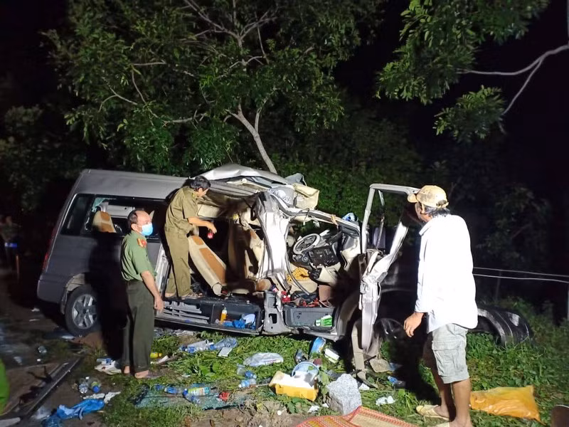 Vào khoảng 1 giờ 35 hôm nay 21/7, một vụ va chạm giữa xe khách xe khách biển số 86B - 010.87 và xe tải biển số 79N - 0315 tại cầu Sông Giêng trên QL1, thuộc xã Tân Đức, H.Hàm Tân, tỉnh Bình Thuận khiến ít nhất 8 người chết và 8 người khác bị thương. Ảnh: PLO.