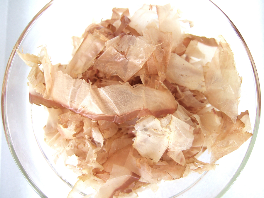 Một sản phẩm đặc biệt từ cá ngừ là Katsuobushi, hay còn gọi là cá ngừ bào. Đây là nguyên liệu không thể thiếu trong ẩm thực Nhật Bản, được làm từ cá ngừ vằn (bonito) qua quá trình chế biến cầu kỳ, tạo nên hương vị umami đậm đà. (Ảnh: Wikipedia)