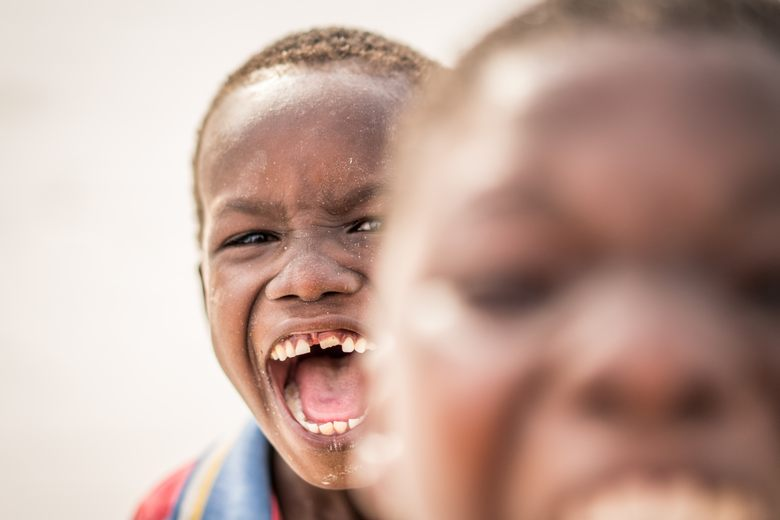 Dịch bệnh này được coi là một ví dụ của bệnh tâm lý lây lan (mass psychogenic illness), gây ra bởi căng thẳng và áp lực xã hội. Tuy nhiên, nguyên nhân chính xác vẫn chưa được xác định. (Ảnh:Atlas Obscura)