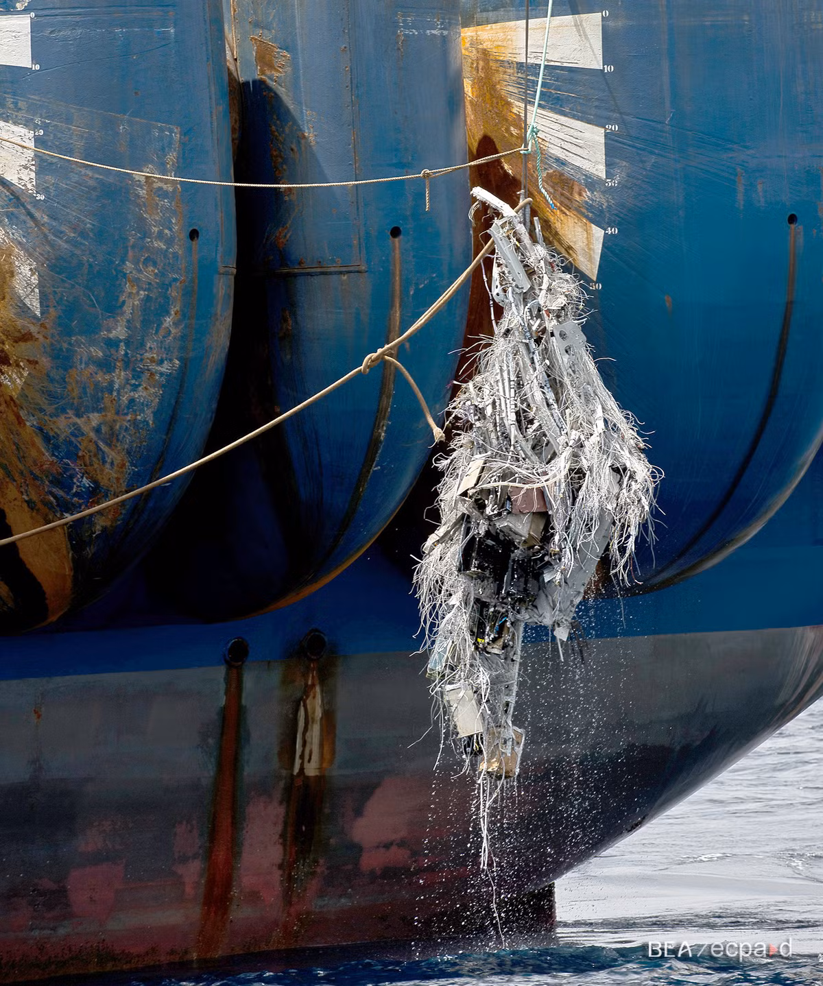 Theo nghiên cứu được công bố trên AGU Advances, xác MH370 có thể đã trôi xa về phía nam, giống như các mô hình dự đoán trước đó. Điều này được suy ra từ sự hình thành của vỏ hà bám trên mảnh vỡ cánh máy bay MH370, được tìm thấy tại đảo Reunion, một hòn đảo của Pháp ở Ấn Độ Dương. (Ảnh: Aerospace America)