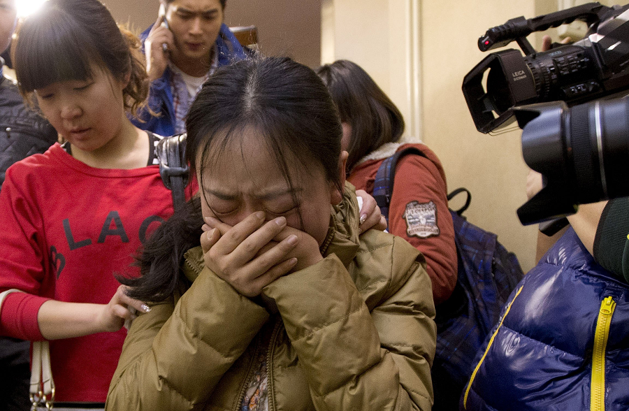 Mặc dù đã có nhiều giả thuyết và suy đoán, nhưng về cơ bản, vụ mất tích của MH370 vẫn là một bí ẩn chưa được làm sáng tỏ, đồng thời gây ra sự đau buồn và mất mát cho gia đình các nạn nhân trên toàn thế giới.(Ảnh: The China Culture Corner)