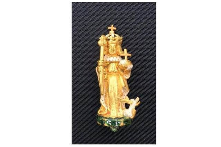 Tương tự, Kevin Duckett, 49 tuổi, đã phát hiện thấy "báu vật" khi sử dụng máy dò kim loại trên một cánh đồng gần Market Harborough ở Northamptonshire, Vương quốc Anh. Anh tìm thấy một bức tượng vàng có giá trị lên tới 64 tỷ đồng.