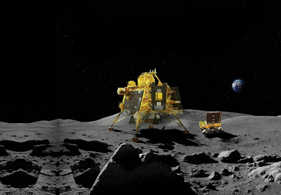 Chandrayaan-3, được phát triển bởi Tổ chức Nghiên cứu Không gian Ấn Độ (ISRO), bao gồm một tàu đổ bộ, một module đẩy và một xe tự hành. Mục tiêu chính của sứ mệnh là hạ cánh an toàn lên bề mặt Mặt Trăng, thu thập dữ liệu và tiến hành các thí nghiệm khoa học để hiểu rõ hơn về thành phần cấu tạo của Mặt Trăng.