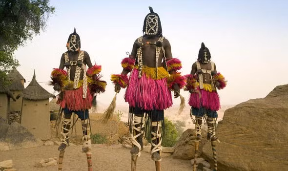 Các nhà nghiên cứu đã đưa ra nhiều giả thuyết để giải thích nguồn gốc của những tri thức thiên văn học của người Dogon. Một số cho rằng kiến thức này có thể đã được truyền lại từ các nền văn minh cổ đại khác hoặc qua các cuộc tiếp xúc với các nhà truyền giáo hay nhà thám hiểm châu Âu trong quá khứ. Tuy nhiên, sự chính xác và chi tiết của những kiến thức này vẫn là một điều bí ẩn và không dễ dàng giải thích.(Ảnh: LinkedIn)