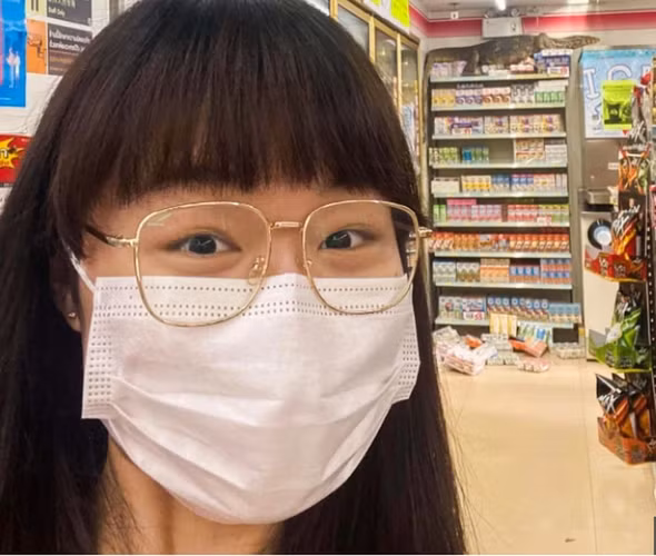 Con thằn lằn xuất hiện đã gây ra sự hoảng loạn cho khách hàng đang mua sắm tại cửa hàng. Con vật không chỉ lẻn vào mà còn leo lên kệ và làm rơi vài hộp sữa xuống đất. Một trong số những người chứng kiến là Narimpa Tangsin, người đã dừng lại để mua đồ nhưng bị sốc khi thấy con thằn lằn đáng sợ. Cô đã lùi lại và quay video bằng điện thoại di động.