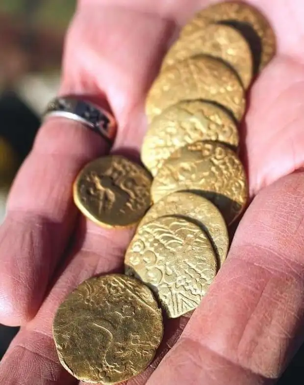 Các chuyên gia tại Bảo tàng Anh xác định rằng những đồng tiền này có nguồn gốc từ một bộ lạc ở Picardy, Pháp và được chế tác vào năm 150 trước Công nguyên. Người ta cho rằng những đồng tiền này có thể đã được xuất khẩu sang Anh.(Ảnh: The Sun)