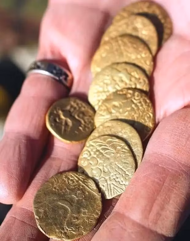 Các chuyên gia tại Bảo tàng Anh xác định rằng những đồng tiền này có nguồn gốc từ một bộ lạc ở Picardy, Pháp và được chế tác vào năm 150 trước Công nguyên. Người ta cho rằng những đồng tiền này có thể đã được xuất khẩu sang Anh.(Ảnh: The Sun)