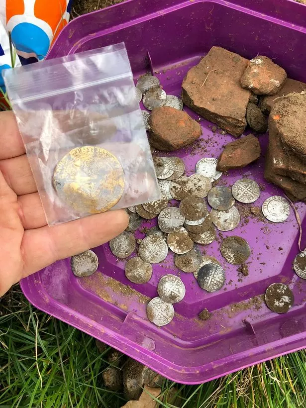 Số tiền bán được từ kho báu, được gọi là "Hambleden Hoard" sẽ được chia cho chủ đất.(Ảnh: Buckinghamshire)