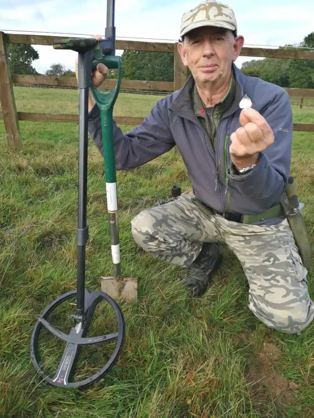 Ông Eldridge, 68 tuổi, đã tìm thấy kho báu này tại làng Ashley Green, Bucks, nơi từng là nơi sinh sống của bộ tộc Catuvellauni. Bộ tộc này đã trở thành bộ tộc hùng mạnh nhất ở Anh trong thế kỷ tiếp theo.(Ảnh: The Sun)