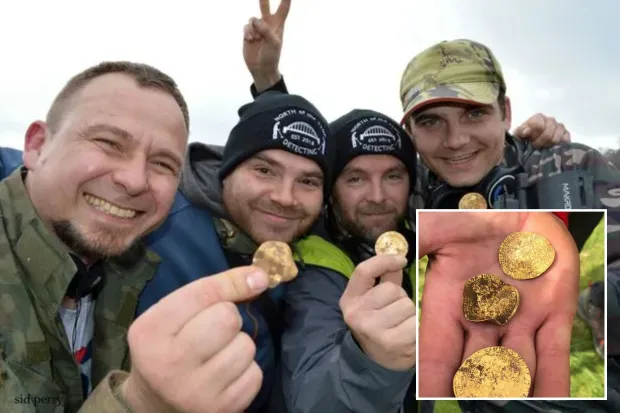 Trong một trường hợp tương tự, bốn người đàn ông ở Anh đã phát hiện một kho báu gồm 12 đồng tiền vàng và 545 đồng tiền bạc từ thế kỷ 14 trị giá gần 4,8 tỷ đồng nhờ máy dò kim loại. Những người này là Andrew Winter, Tobiasz Nowak, Mateusz, và Dariusz Fijalkowski. Họ đã thay phiên canh gác hố chôn kho báu sau khi tìm thấy tín hiệu đầu tiên từ máy dò kim loại của Andrew.(Ảnh: The Sun)