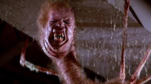 4. The Thing (Vật Thể): "The Thing" là một sinh vật ngoài hành tinh xuất hiện trong bộ phim cùng tên của John Carpenter. Điểm đáng sợ của The Thing là khả năng biến hình và mô phỏng hoàn hảo bất kỳ sinh vật nào nó tiếp xúc. Điều này khiến nó trở thành một kẻ thù không thể nhận biết, gieo rắc sự hoảng loạn và mất lòng tin giữa những người sống sót. Khả năng này khiến The Thing trở thành một trong những quái vật không gian nguy hiểm và đáng sợ nhất.(Ảnh:Bloody Disgusting)